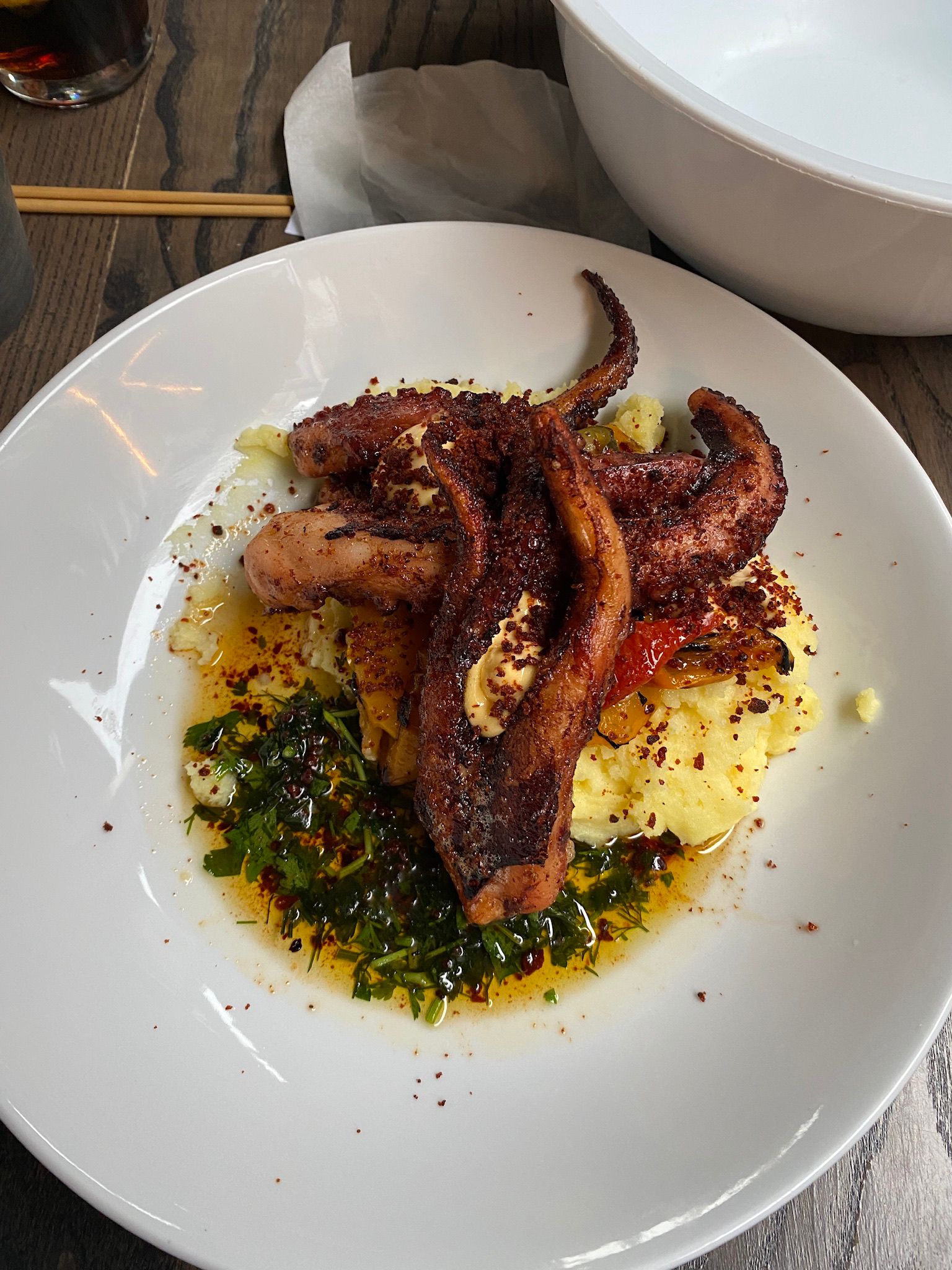 Gegrilde octopus met crumble van chorizo